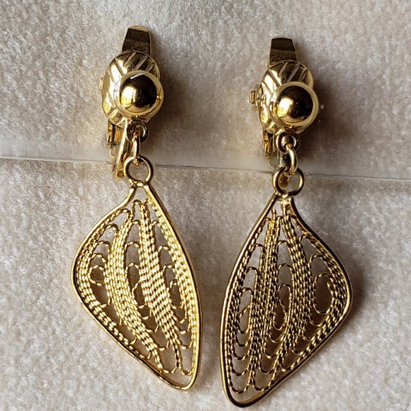 TRIFARI Gold Tone Filigree Leaf Clip On Earrings - Picture 1 of 8